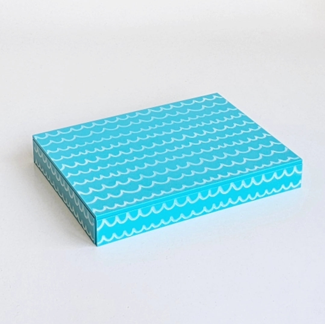 Suporte Bandeja Altura em Acrílico Textura Ondas 20x15x2,5cm